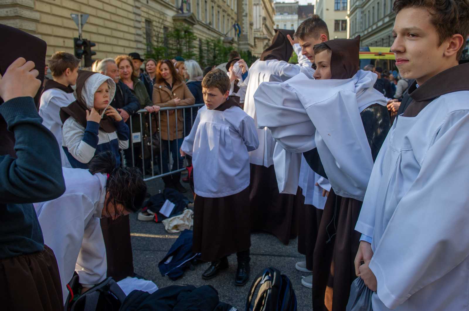 Csíkszeredából a Segítő Mária Líceum csoportja az erdélyi katolikus portálon közzétette, miért vállalták az utat: megerősítést szeretnének nyerni a hitben, hogy ezáltal megerősíthesség hitükben azokat, akik a környezetükben élnek.